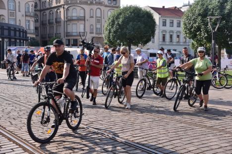 Pe două roți, din Oradea în Ungaria: Zilele Sf. Ladislau au început cu o tură de pedalat între două monumente dedicate regelui (FOTO)