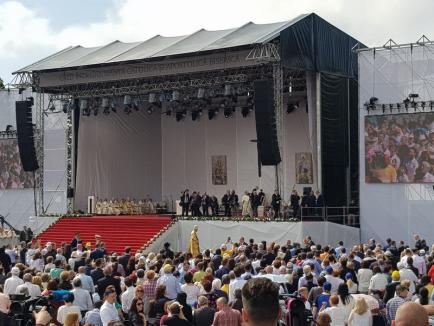 Moment istoric la Blaj: Numeroase grupuri de bihoreni participă la slujba de beatificare a celor șapte episcopi greco catolici, oficiată de Papa Francisc (FOTO)