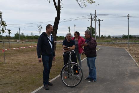 Cu ecologia la poartă: Locuitorii unui cartier din Oradea primesc gratuit compostoare, ca să genereze mai puține gunoaie (FOTO)