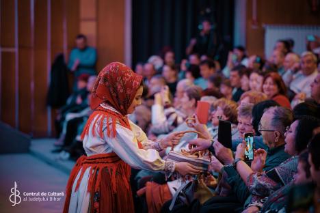 Casa de Cultură a Sindicatelor din Oradea a fost plină la concertul „Bihorul colindă”. Episcopul Sofronie, în rolul de gazdă (FOTO)