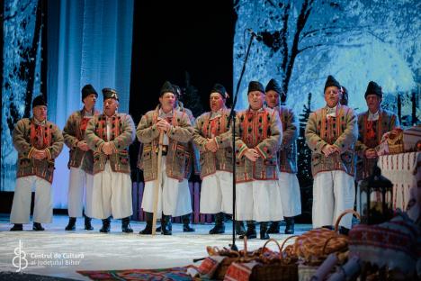 Casa de Cultură a Sindicatelor din Oradea a fost plină la concertul „Bihorul colindă”. Episcopul Sofronie, în rolul de gazdă (FOTO)