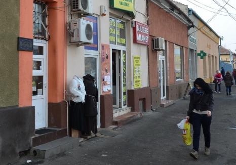 Magazin de bijuterii prădat în plin centrul Oradiei: hoţii au plecat cu 3 kilograme de aur (FOTO)