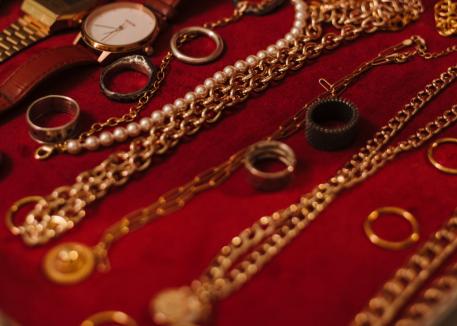 Angajatul unei case de amanet din Oradea şi-a băgat în buzunare trei telefoane, o brățară și un inel de aur ca să le... amaneteze