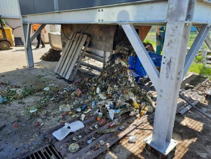 Gunoaie cu rebut: Deşi sunt destinate deşeurilor biodegradabile, pubelele maro din Oradea se umplu cu haine, plastic şi materiale de construcţii (FOTO)