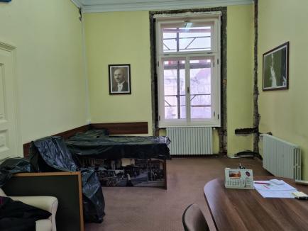 Birou în şantier: Florin Birta nu are unde-şi primi oaspeţii. Vezi cum arată biroul primarului de Oradea! (FOTO)