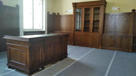 Reabilitare cu stil: Cum era să rămână Primăria Oradea fără unul dintre cele mai valoroase birouri (FOTO)