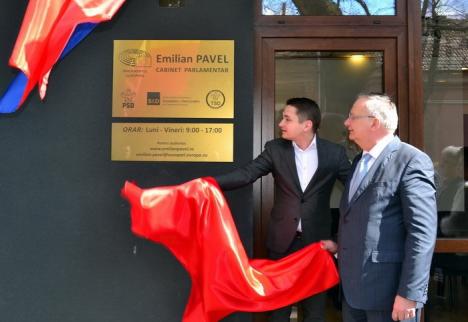 Europarlamentarul Emilian Pavel şi-a inaugurat biroul din Oradea (FOTO)