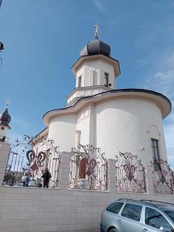 Peste 500 de credincioși la sfințirea Bisericii ortodoxe române din Paleu (FOTO/VIDEO)