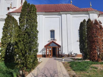 Marius Ciprian Pop a slujit şi a cântat pricesne într-o biserică din Bihor (FOTO/VIDEO)