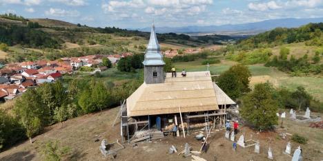 O biserică de lemn din Bihor, monument istoric din secolul XVIII, salvată de la degradare (FOTO)