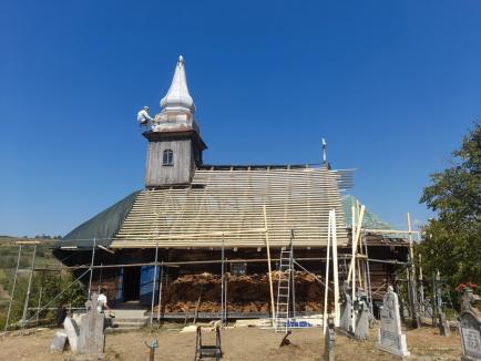 O biserică de lemn din Bihor, monument istoric din secolul XVIII, salvată de la degradare (FOTO)