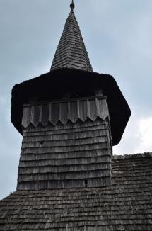 O biserică de lemn din Bihor, „înnoită” cu bani de la Ministerul Culturii. Un cod QR îi spune povestea în trei limbi (FOTO)