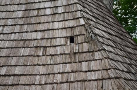 O biserică de lemn din Bihor, „înnoită” cu bani de la Ministerul Culturii. Un cod QR îi spune povestea în trei limbi (FOTO)