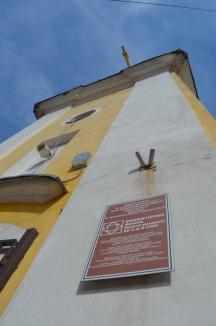 La un pas de prăbuşire! Turnul bisericii din Velenţa a fost dat jos pentru reparaţii (FOTO)