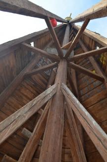 La un pas de prăbuşire! Turnul bisericii din Velenţa a fost dat jos pentru reparaţii (FOTO)