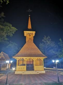 Biserica de lemn construită în incinta Complexului President din Băile Felix a fost târnosită (FOTO)