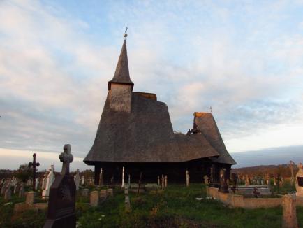 În plata Domnului: De două luni, cinci biserici de lemn din Bihor, monumente istorice, stau cu acoperişurile sparte şi riscă să se năruiască de tot (FOTO)
