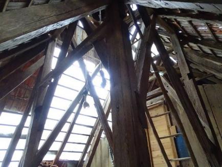 În plata Domnului: De două luni, cinci biserici de lemn din Bihor, monumente istorice, stau cu acoperişurile sparte şi riscă să se năruiască de tot (FOTO)