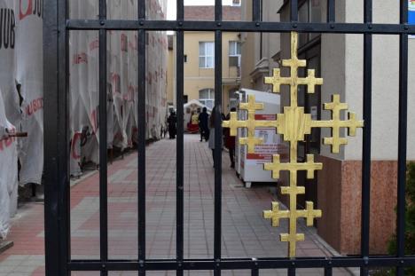 Post... în carantină: Bisericile din centrul Oradiei s-au golit, doar câţiva credincioşi s-au rugat în aer liber (FOTO / VIDEO)