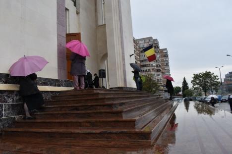 Restricţionaţi de... ploaie: Credincioşi puţini la bisericile din Oradea, în prima duminică după starea de urgenţă (FOTO)
