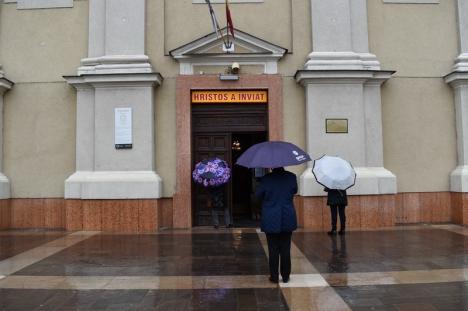 Restricţionaţi de... ploaie: Credincioşi puţini la bisericile din Oradea, în prima duminică după starea de urgenţă (FOTO)
