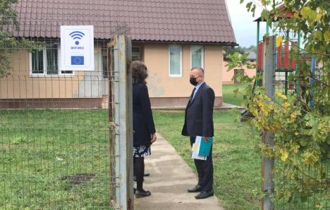 Scandal în Lugaşu de Jos: Primarul, acuzat că vrea să înghesuie elevii într-o sală mică, pentru a duce Poliţia... la grădiniţă (VIDEO)