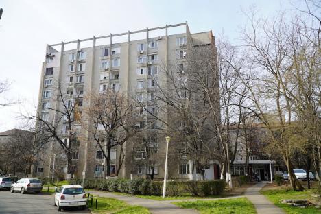 Scenă teribilă în Oradea: Ambulanțierii l-au urcat 7 etaje pe un elev imobilizat în cărucior după ce liftul a fost deconectat de la curent, pentru neplată. Blocul, plin de vârstnici (FOTO/VIDEO)