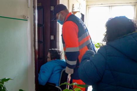 Scenă teribilă în Oradea: Ambulanțierii l-au urcat 7 etaje pe un elev imobilizat în cărucior după ce liftul a fost deconectat de la curent, pentru neplată. Blocul, plin de vârstnici (FOTO/VIDEO)