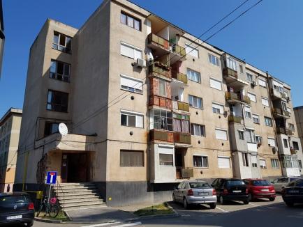 Abandonată în mucegai: O femeie din Salonta se zbate de 4 ani să demonstreze că apartamentul ei este distrus de o lucrare ilegală la acoperişul blocului (FOTO)