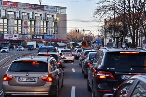 Blocați la semafor! Semafoarele încurcă traficul în Oradea, cât mai trebuie să aștepte orașul un sistem „deștept”? (FOTO)