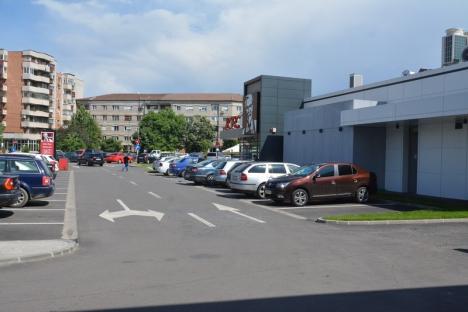 Captivi între betoane: Noile blocuri şi centre comerciale din Oradea sunt aglomerări de betoane fără verdeaţă (GALERIE FOTO)