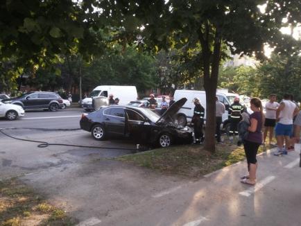 Un BMW a luat foc, într-o parcare de pe Bulevardul Ştefan cel Mare (FOTO)