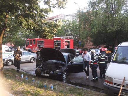 Un BMW a luat foc, într-o parcare de pe Bulevardul Ştefan cel Mare (FOTO)