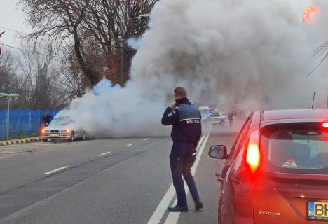 BMW în flăcări, pe Calea Clujului din Oradea. Cauza incendiului