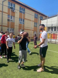 Baschetbalistul Bobe Nicolescu, lecții de sport și nutriție la Centrul Școlar de Educație Incluzivă nr.1 Oradea (FOTO)