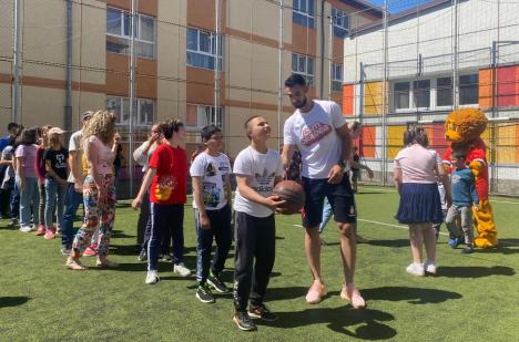 Baschetbalistul Bobe Nicolescu, lecții de sport și nutriție la Centrul Școlar de Educație Incluzivă nr.1 Oradea (FOTO)