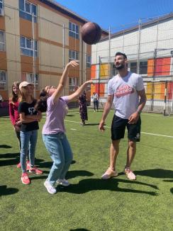 Baschetbalistul Bobe Nicolescu, lecții de sport și nutriție la Centrul Școlar de Educație Incluzivă nr.1 Oradea (FOTO)