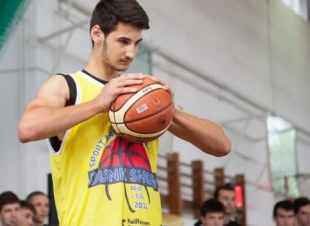 Baschetbalistul Bobe Nicolescu, cel mai bun marcator al echipei naţionale U18, în amicalul cu Rusia