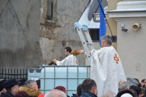 Botezul Domnului. Sute de credincioşi orădeni au participat la sfinţirea apelor în bisericile din centrul oraşului (FOTO/VIDEO)