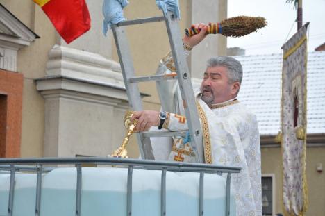 Botezul Domnului. Sute de credincioşi orădeni au participat la sfinţirea apelor în bisericile din centrul oraşului (FOTO/VIDEO)