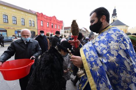 Boboteaza pandemică, în Oradea: Credincioşi mai puţini la slujba de sfinţire a apelor de la Biserica cu Lună şi Catedrala Greco-Catolică (FOTO / VIDEO)