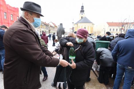 Boboteaza pandemică, în Oradea: Credincioşi mai puţini la slujba de sfinţire a apelor de la Biserica cu Lună şi Catedrala Greco-Catolică (FOTO / VIDEO)