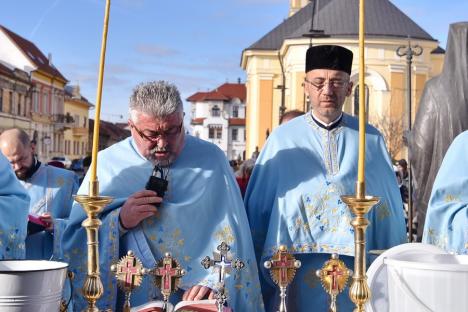 Bobotează cu mai puţini credincioşi la Biserica cu Lună şi la Catedrala Sfântul Nicolae din Oradea (FOTO)