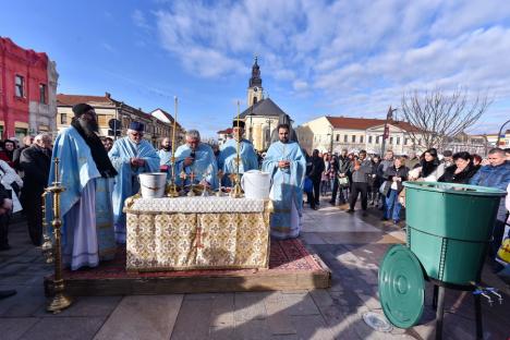 Bobotează cu mai puţini credincioşi la Biserica cu Lună şi la Catedrala Sfântul Nicolae din Oradea (FOTO)