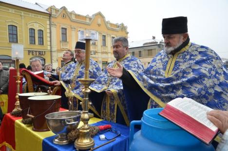 Boboteaza: Mii de credincioşi ortodocşi şi catolici au participat la slujba de sfinţire a apelor la bisericile din Oradea (FOTO / VIDEO)