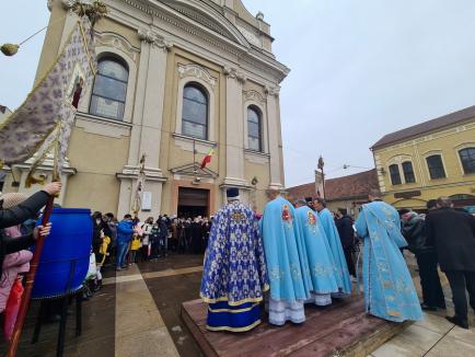 Bobotează cu mai puțini credincioşi la Biserica cu Lună şi la Catedrala Sfântul Nicolae din Oradea (FOTO)