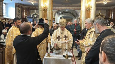 „Sfințire, sănătate și binecuvântare”. De Bobotează, credincioșii au primit agheasmă la catedralele și bisericile din Oradea (FOTO)