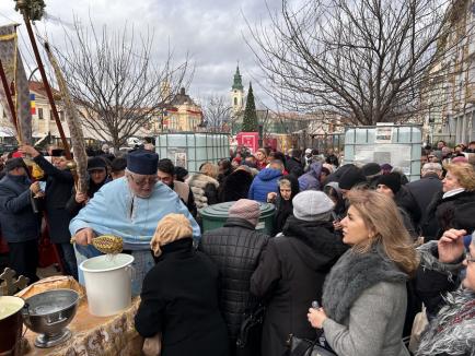 „Sfințire, sănătate și binecuvântare”. De Bobotează, credincioșii au primit agheasmă la catedralele și bisericile din Oradea (FOTO)