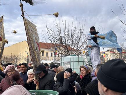 „Sfințire, sănătate și binecuvântare”. De Bobotează, credincioșii au primit agheasmă la catedralele și bisericile din Oradea (FOTO)