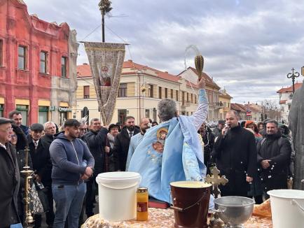 „Sfințire, sănătate și binecuvântare”. De Bobotează, credincioșii au primit agheasmă la catedralele și bisericile din Oradea (FOTO)